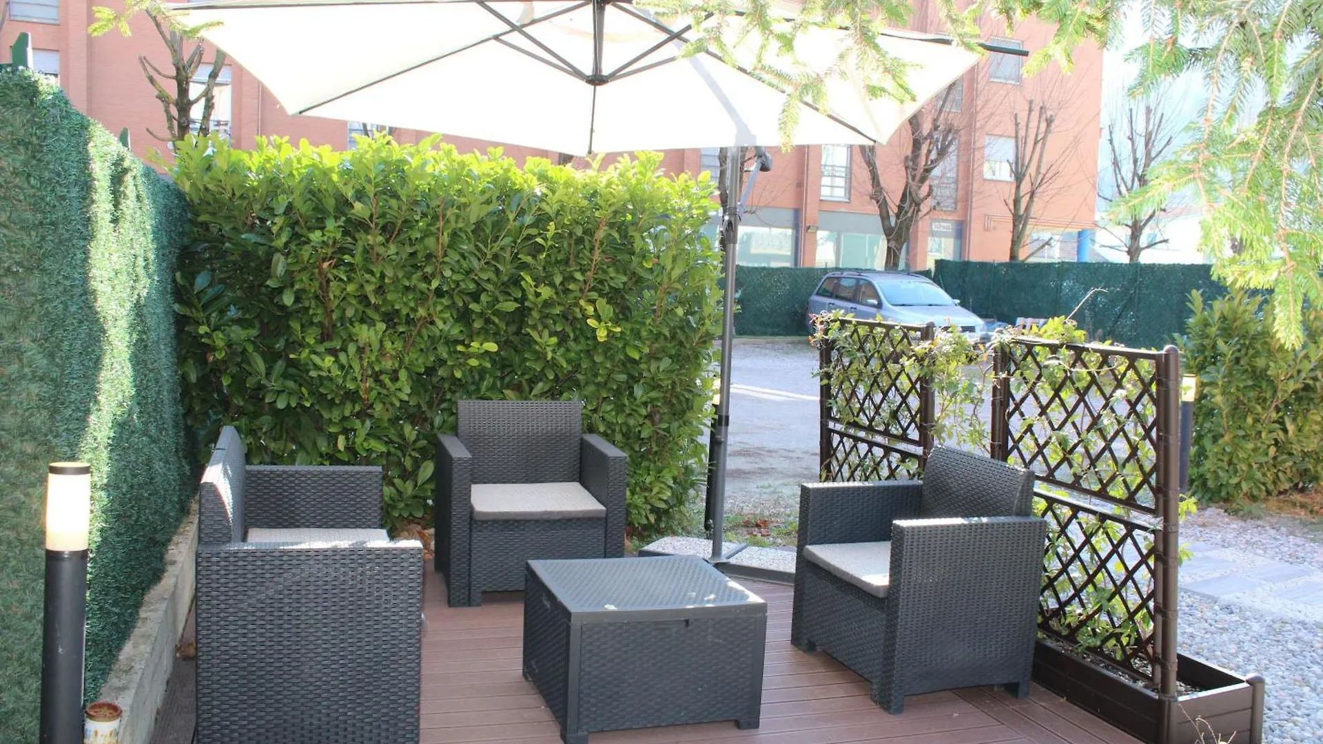 B&B Red House Garlate 0*,  Italien