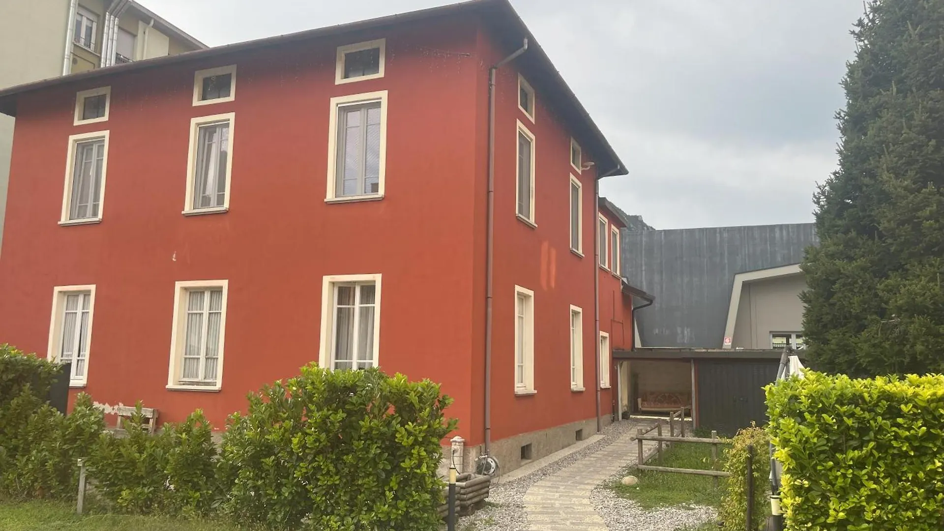 B&B Red House Garlate